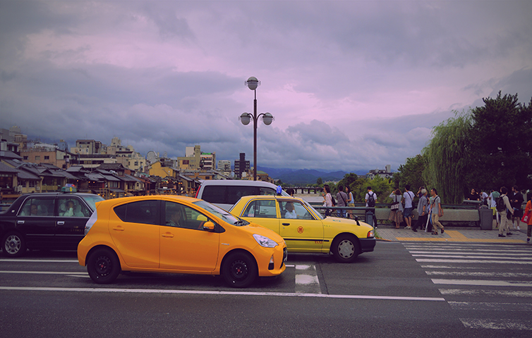 Canva - 在斑马线上等待的汽车 cars waiting at zebra crossing.jpg